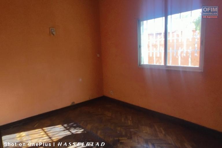 A vendre maison F4 sur terrain de 292M2 à Talatamaty contact 0340244301