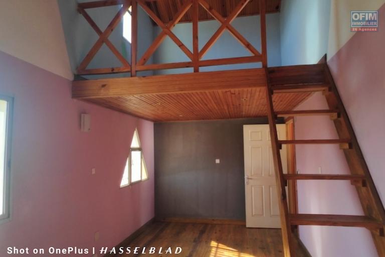 A vendre maison F4 sur terrain de 292M2 à Talatamaty contact 0340244301
