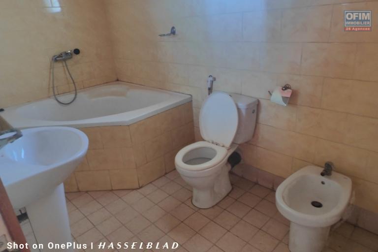 A vendre maison F4 sur terrain de 292M2 à Talatamaty contact 0340244301