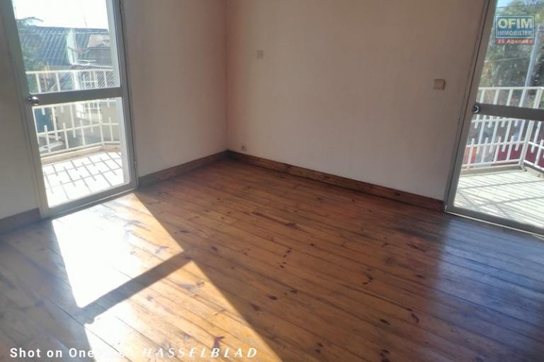 A vendre maison F4 sur terrain de 292M2 &agrave; Talatamaty contact 0340244304 Mr Jacky