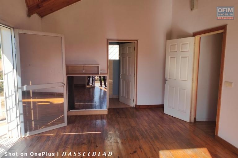 A vendre maison F4 sur terrain de 292M2 à Talatamaty contact 0340244301