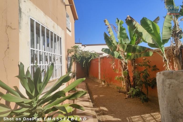 A vendre maison F4 sur terrain de 292M2 à Talatamaty contact 0340244301