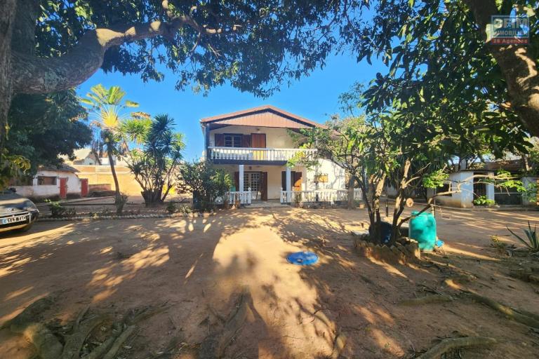 À VENDRE - MAISON F6 AVEC GRAND TERRAIN ARBORÉ DE 2166 m2 À IVATO Soavinarivo. CONTACT Mr Jacky 034 02 443 04