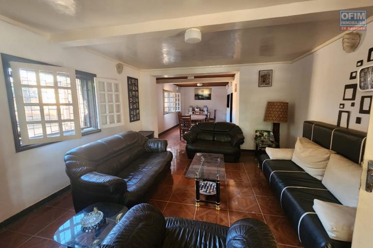 À VENDRE - MAISON F6 AVEC GRAND TERRAIN ARBORÉ DE 2166 m2 À IVATO Soavinarivo. CONTACT Mr Jacky 034 02 443 04