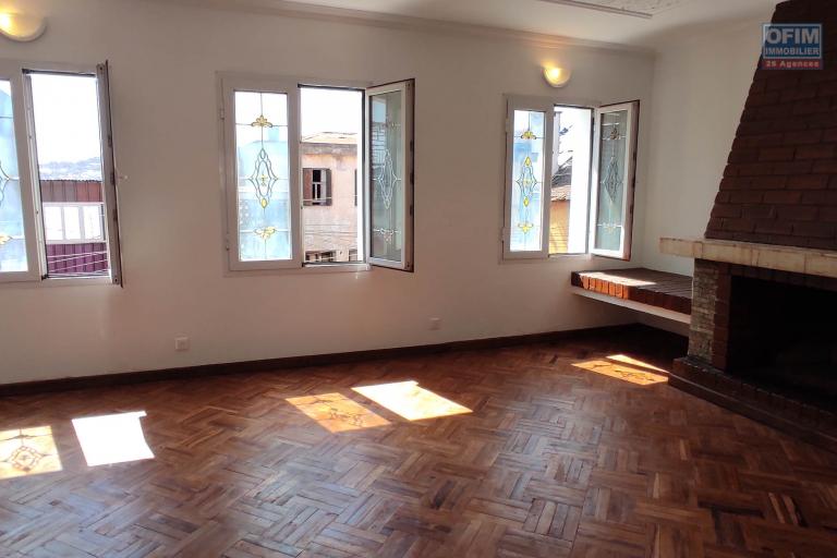 A LOUER Charmant appartement T3 refait à neuf  avec avec parking à Ankadifotsy CONTACT FRANCIA 034 02 218 69