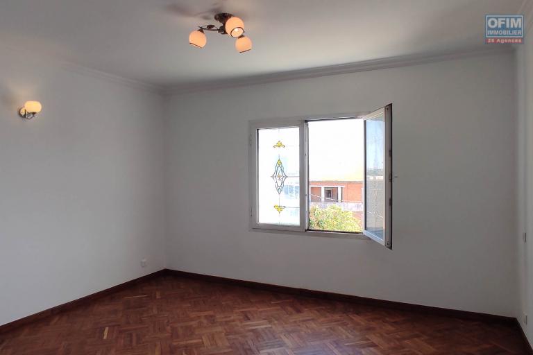 A LOUER Charmant appartement T3 refait à neuf  avec avec parking à Ankadifotsy CONTACT FRANCIA 034 02 218 69