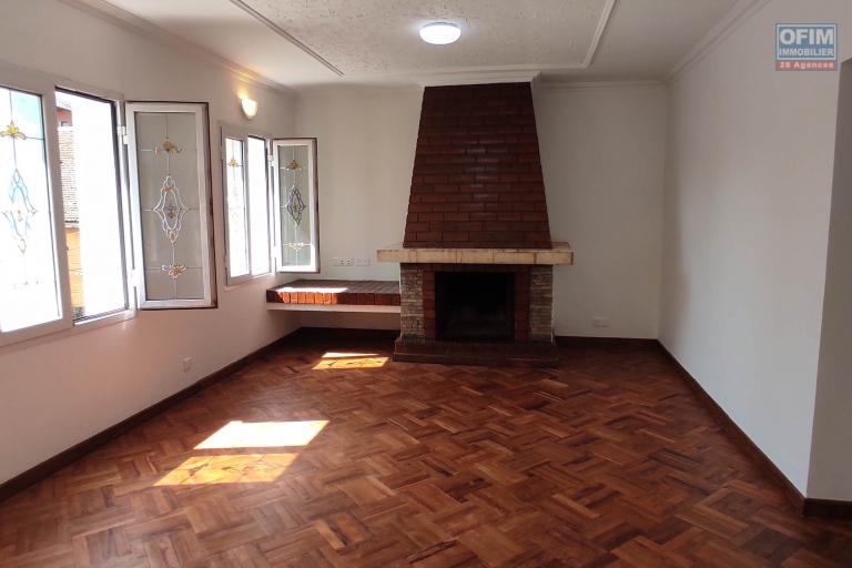 A LOUER Charmant appartement T3 refait à neuf  avec avec parking à Ankadifotsy CONTACT FRANCIA 034 02 218 69