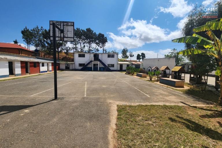 B&acirc;timent &agrave; louer - Ancienne &eacute;cole anglophone sur Ilafy &agrave; seulement quelques minutes du lyc&eacute;e fran&ccedil;ais d&rsquo;Ambatobe. CONTACT