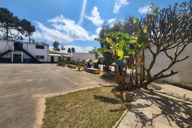 B&acirc;timent &agrave; louer - Ancienne &eacute;cole anglophone sur Ilafy &agrave; seulement quelques minutes du lyc&eacute;e fran&ccedil;ais d&rsquo;Ambatobe. CONTACT Mr Jacky