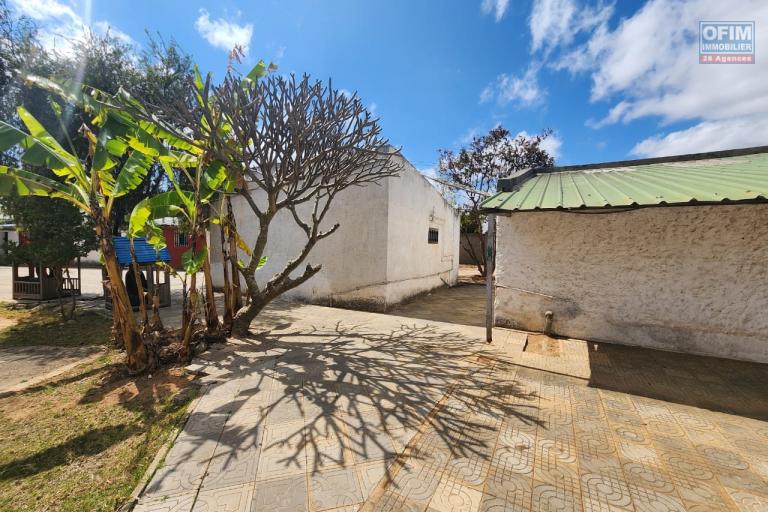 B&acirc;timent &agrave; louer - Ancienne &eacute;cole anglophone sur Ilafy &agrave; seulement quelques minutes du lyc&eacute;e fran&ccedil;ais d&rsquo;Ambatobe. CONTACT