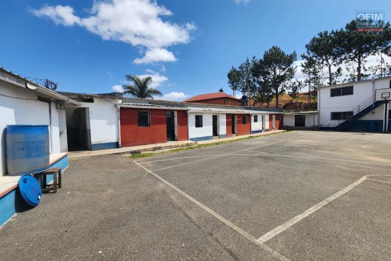 B&acirc;timent &agrave; louer - Ancienne &eacute;cole anglophone sur Ilafy &agrave; seulement quelques minutes du lyc&eacute;e fran&ccedil;ais d&rsquo;Ambatobe. CONTACT