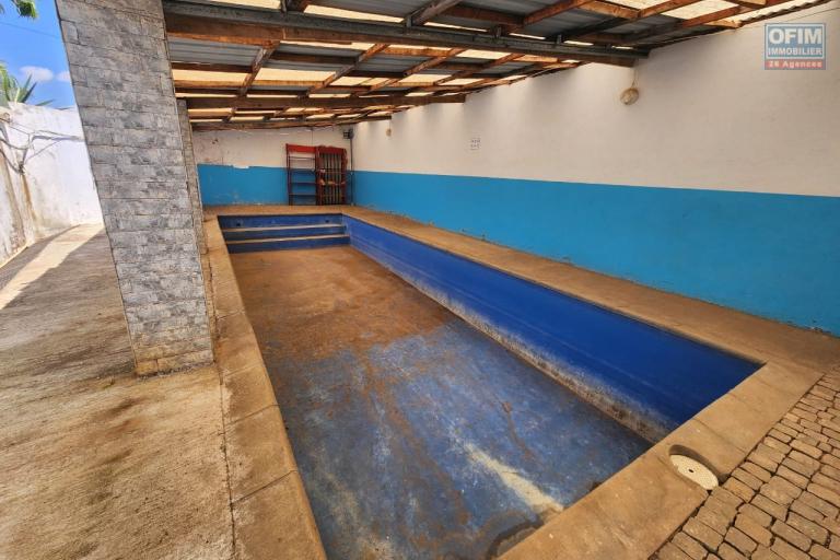 B&acirc;timent &agrave; louer - Ancienne &eacute;cole anglophone sur Ilafy &agrave; seulement quelques minutes du lyc&eacute;e fran&ccedil;ais d&rsquo;Ambatobe. CONTACT