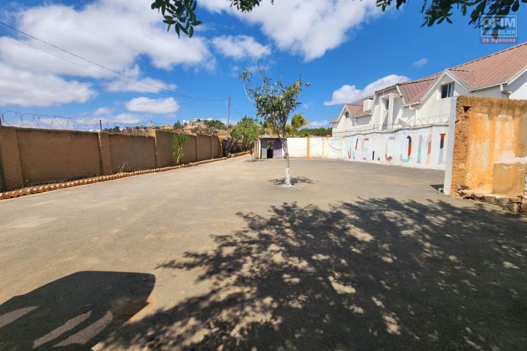 B&acirc;timent &agrave; louer - Ancienne &eacute;cole anglophone sur Ilafy &agrave; seulement quelques minutes du lyc&eacute;e fran&ccedil;ais d&rsquo;Ambatobe. CONTACT Mr Jacky
