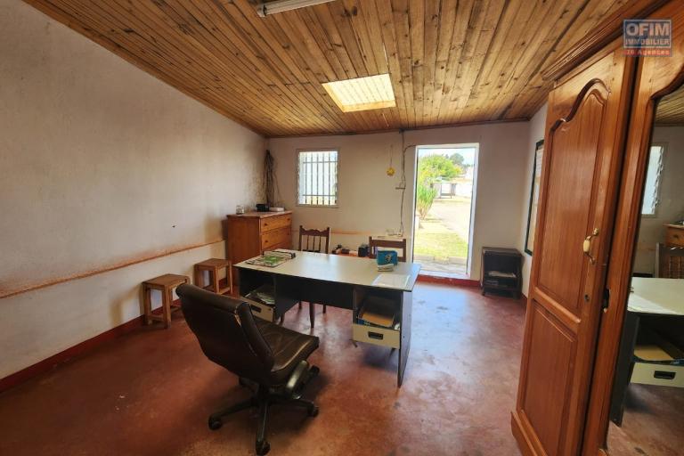 B&acirc;timent &agrave; louer - Ancienne &eacute;cole anglophone sur Ilafy &agrave; seulement quelques minutes du lyc&eacute;e fran&ccedil;ais d&rsquo;Ambatobe. CONTACT Mr Jacky