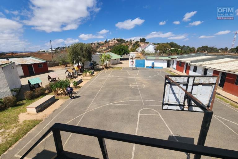 B&acirc;timent &agrave; louer - Ancienne &eacute;cole anglophone sur Ilafy &agrave; seulement quelques minutes du lyc&eacute;e fran&ccedil;ais d&rsquo;Ambatobe. CONTACT