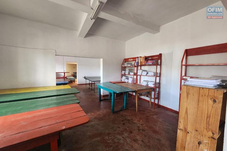 B&acirc;timent &agrave; louer - Ancienne &eacute;cole anglophone sur Ilafy &agrave; seulement quelques minutes du lyc&eacute;e fran&ccedil;ais d&rsquo;Ambatobe. CONTACT Mr Jacky