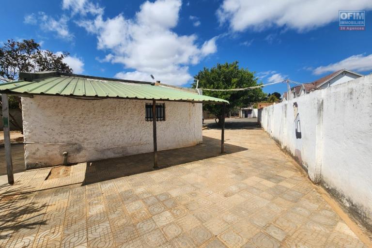 B&acirc;timent &agrave; louer - Ancienne &eacute;cole anglophone sur Ilafy &agrave; seulement quelques minutes du lyc&eacute;e fran&ccedil;ais d&rsquo;Ambatobe. CONTACT Mr Jacky