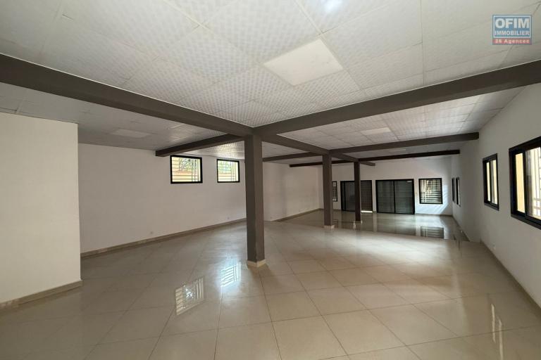 A LOUER local commercial de 250m2  en bord de la route principale avec parking à by pass contact Francia  034 02218 69