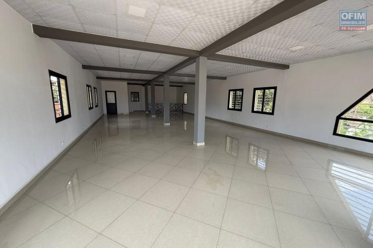 A LOUER local commercial de 250m2  en bord de la route principale avec parking à by pass contact Francia  034 02218 69