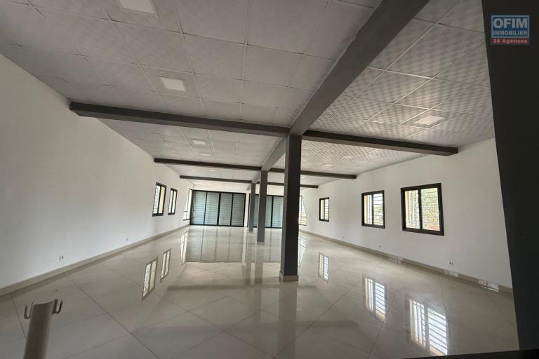 A LOUER local commercial de 250m2  en bord de la route principale avec parking à by pass contact Francia  034 02218 69