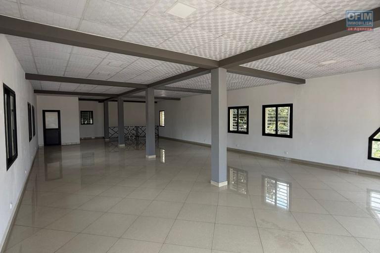 A LOUER local commercial de 250m2 en bord de la route principale avec parking à by pass contact Francia