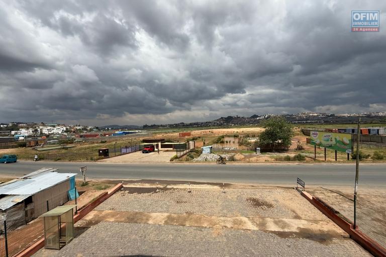 A LOUER local commercial de 250m2 en bord de la route principale avec parking à by pass contact Francia