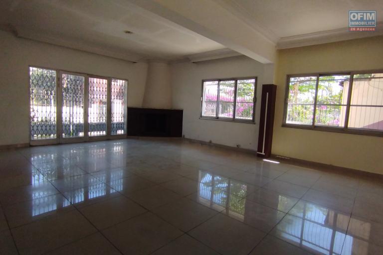 A vendre, maison &agrave; 2 &eacute;tages en bord de route principale sur Antsakaviro - Antananarivo (Contact Felana)