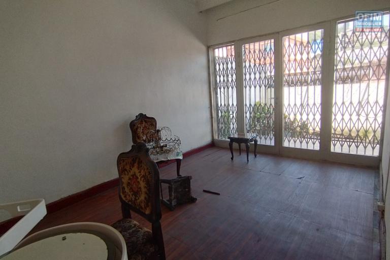 A vendre, maison &agrave; 2 &eacute;tages en bord de route principale sur Antsakaviro - Antananarivo (Contact Felana)