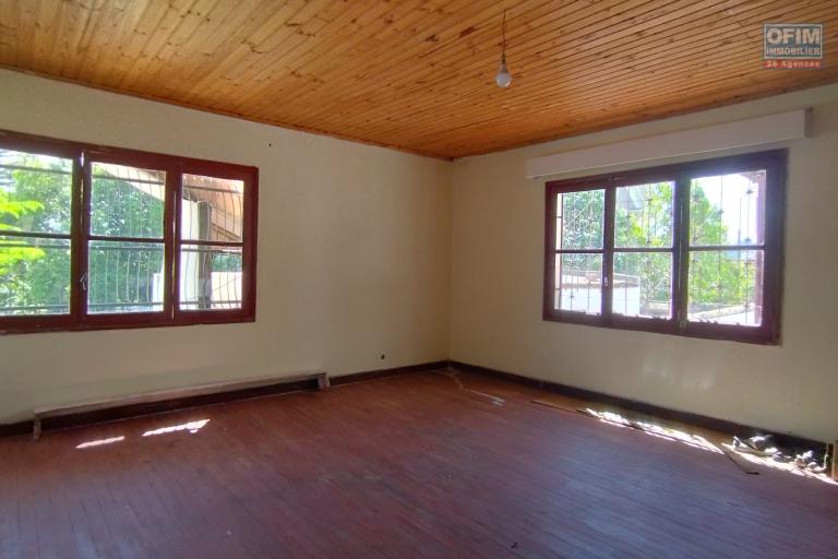 A vendre, maison &agrave; 2 &eacute;tages en bord de route principale sur Antsakaviro - Antananarivo (Contact Felana)
