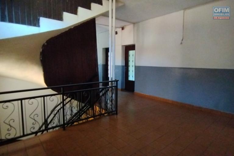 A vendre, maison &agrave; 2 &eacute;tages en bord de route principale sur Antsakaviro - Antananarivo (Contact Felana)