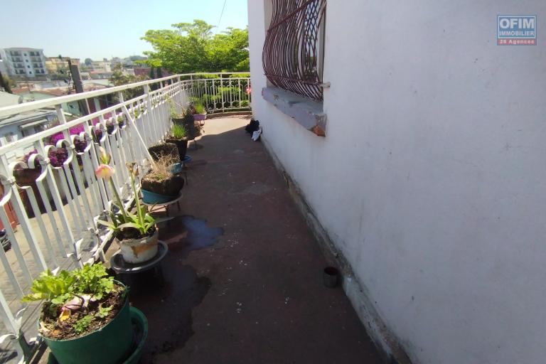 A vendre, maison &agrave; 2 &eacute;tages en bord de route principale sur Antsakaviro - Antananarivo (Contact Felana 0341654755)