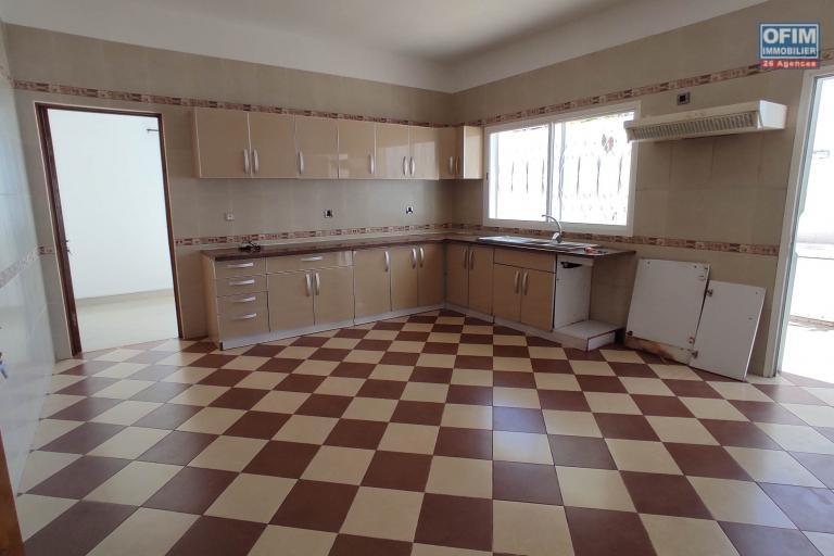 A LOUER VIlla F6 située a androhibe contact Francia 034 02 218 69