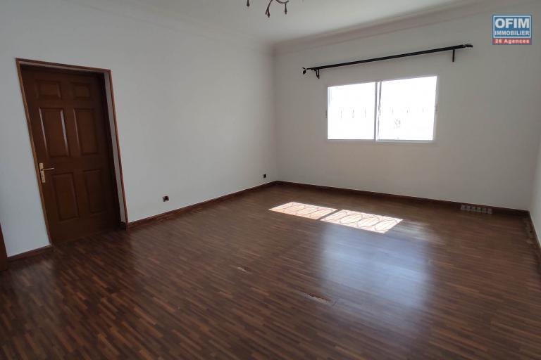 A LOUER VIlla F6 situ&eacute;e a androhibe contact Francia