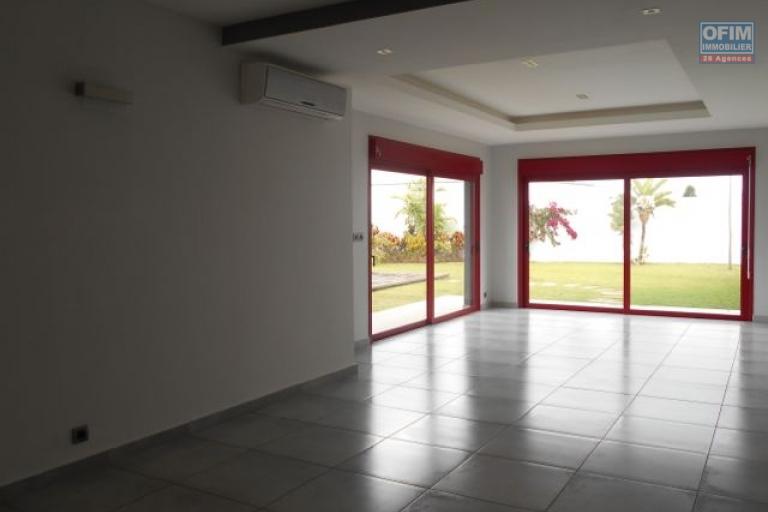 Une villa F4 avec piscine dans une r&eacute;sidence s&eacute;curis&eacute;e &agrave; Ankadimbahoaka ( CONTACT LALAIAN)