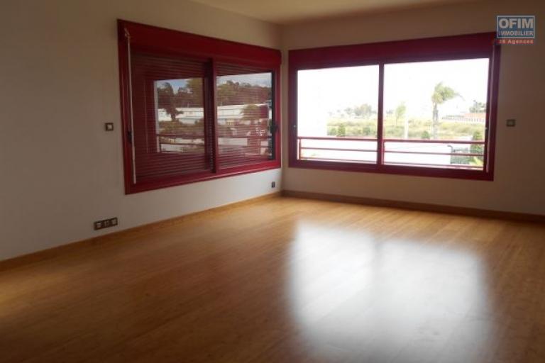 Une villa F4 avec piscine dans une r&eacute;sidence s&eacute;curis&eacute;e &agrave; Ankadimbahoaka ( CONTACT LALAIAN)