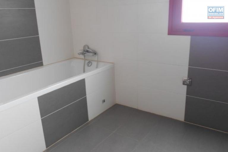 Une villa F4 avec piscine dans une r&eacute;sidence s&eacute;curis&eacute;e &agrave; Ankadimbahoaka ( CONTACT LALAIAN)