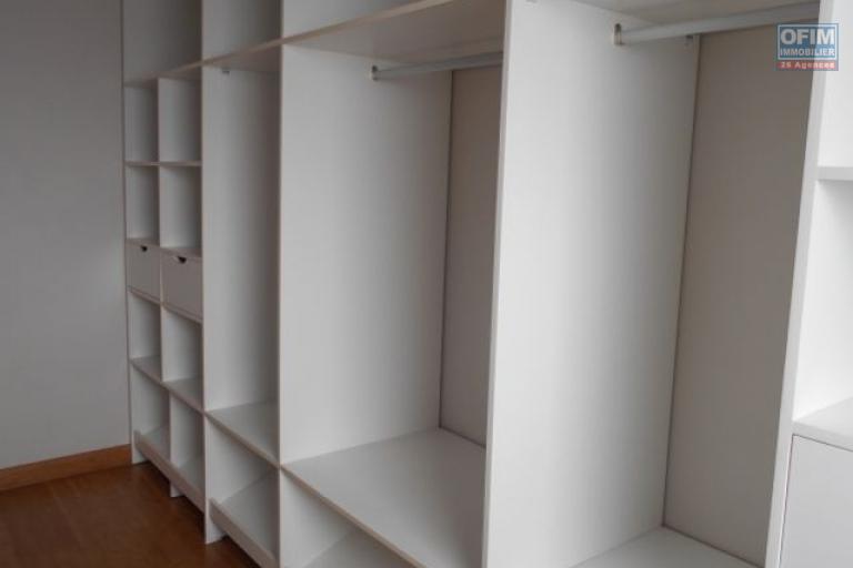 Une villa F4 avec piscine dans une r&eacute;sidence s&eacute;curis&eacute;e &agrave; Ankadimbahoaka ( CONTACT LALAIAN)