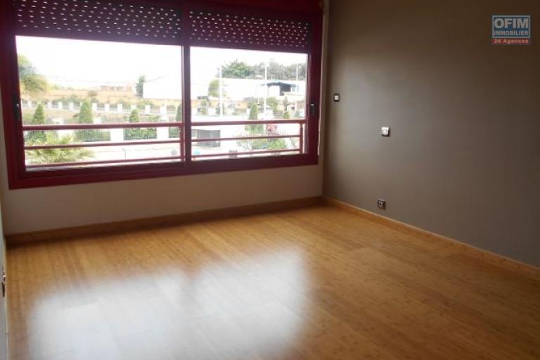 Une villa F4 avec piscine dans une r&eacute;sidence s&eacute;curis&eacute;e &agrave; Ankadimbahoaka ( CONTACT LALAIAN)