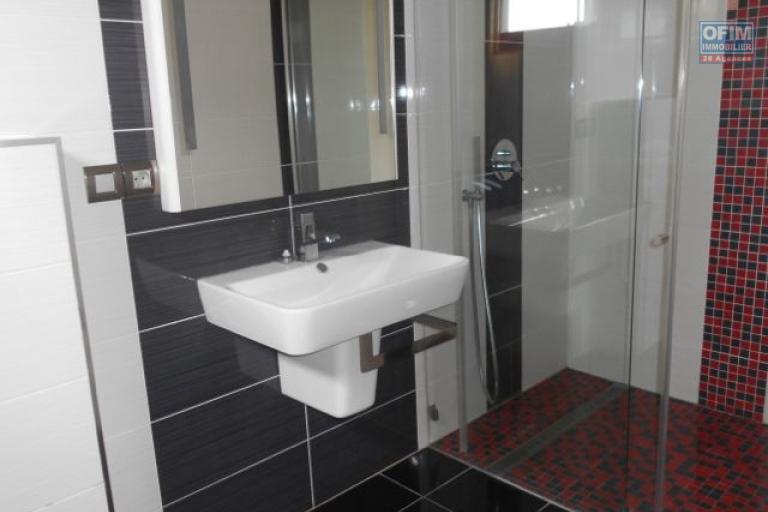 Une villa F4 avec piscine dans une r&eacute;sidence s&eacute;curis&eacute;e &agrave; Ankadimbahoaka ( CONTACT LALAIAN)