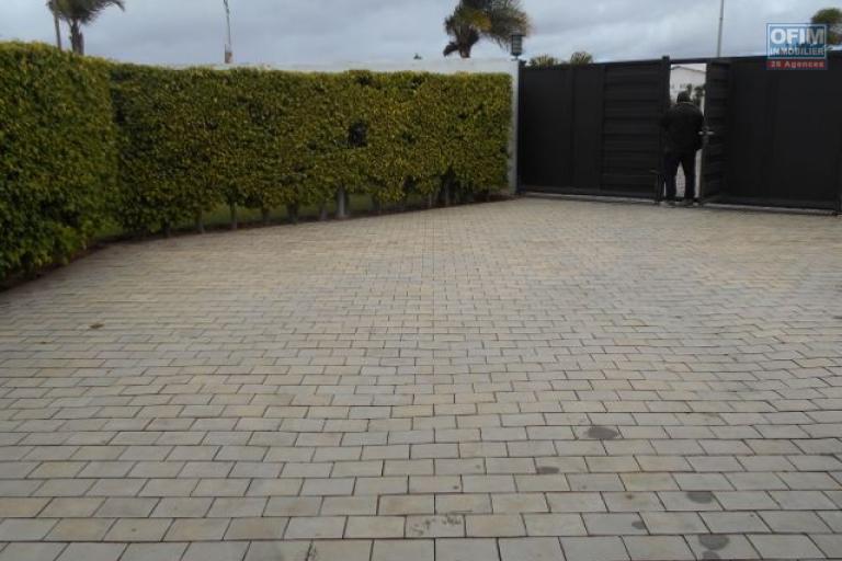 Une villa F4 avec piscine dans une r&eacute;sidence s&eacute;curis&eacute;e &agrave; Ankadimbahoaka ( CONTACT LALAIAN)