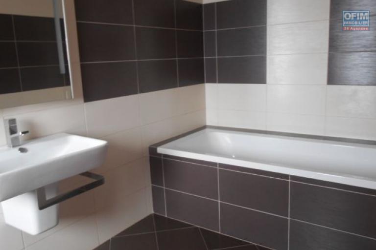 Une villa F4 avec piscine dans une r&eacute;sidence s&eacute;curis&eacute;e &agrave; Ankadimbahoaka ( CONTACT LALAIAN)