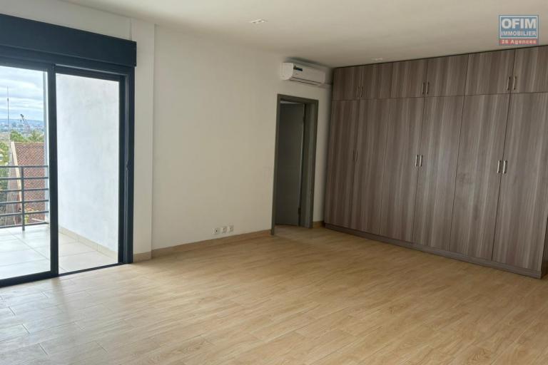 Un appartement T5 s&eacute;curis&eacute; &agrave; Mahatony Ivandry ( CONTACT LALAINA )