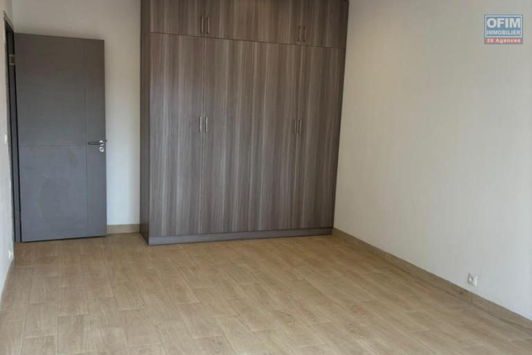 Un appartement T5 s&eacute;curis&eacute; &agrave; Mahatony Ivandry ( CONTACT LALAINA )