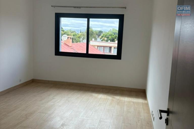Un appartement T5 s&eacute;curis&eacute; &agrave; Mahatony Ivandry ( CONTACT LALAINA )