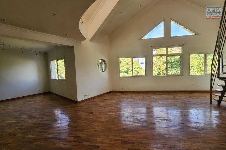 EN LOCATION - un appartement duplex de type T5 situé à Faravohitra. Contact Mr Jacky 0340244304