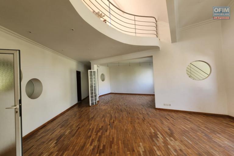 EN LOCATION - un appartement duplex de type T5 situé à Faravohitra. Contact Mr Jacky 0340244304