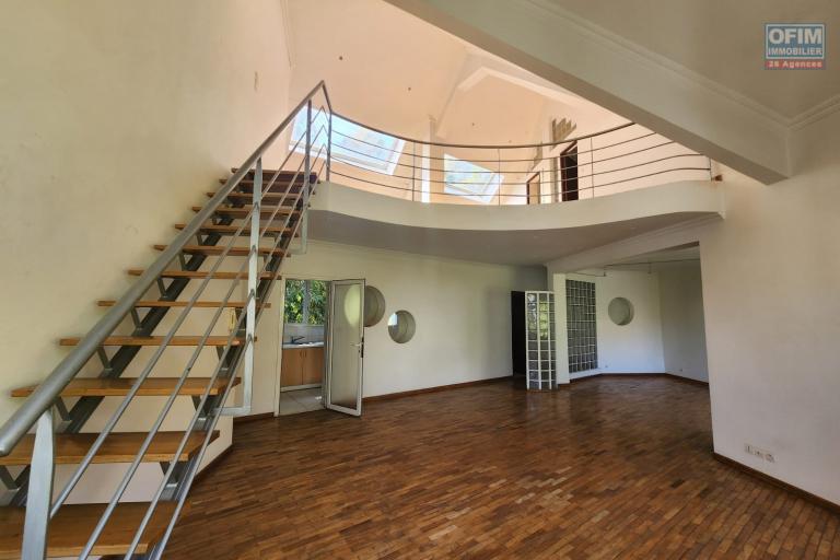 EN LOCATION - un appartement duplex de type T5 situ&eacute; &agrave; Faravohitra. Contact Mr Jacky