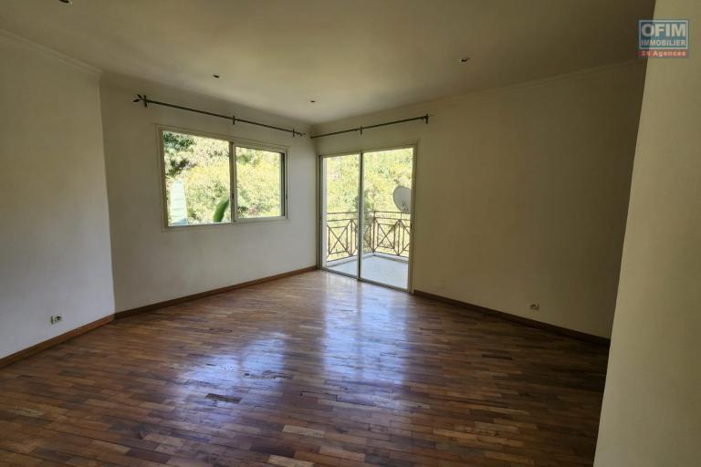 EN LOCATION - un appartement duplex de type T5 situé à Faravohitra. Contact Mr Jacky 0340244304
