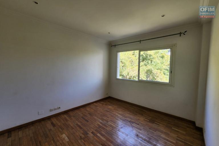 EN LOCATION - un appartement duplex de type T5 situé à Faravohitra. Contact Mr Jacky 0340244304