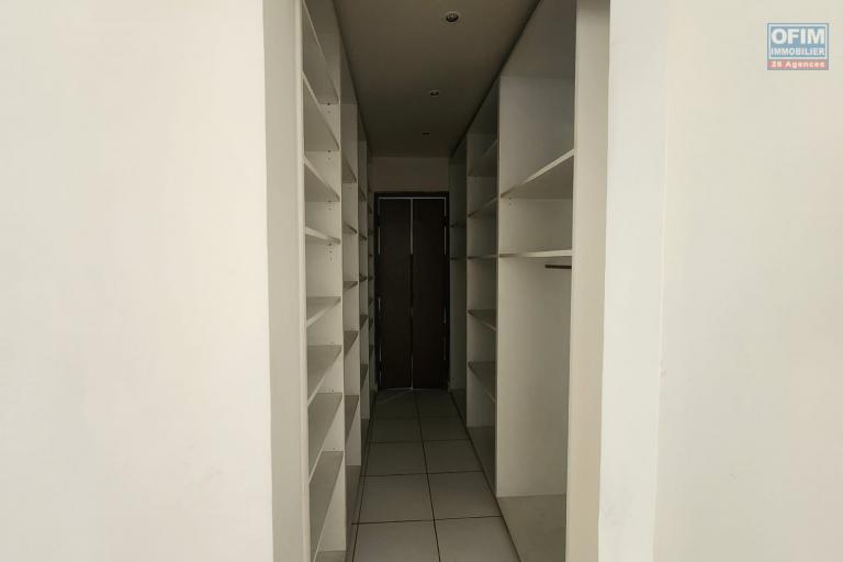 EN LOCATION - un appartement duplex de type T5 situé à Faravohitra. Contact Mr Jacky 0340244304